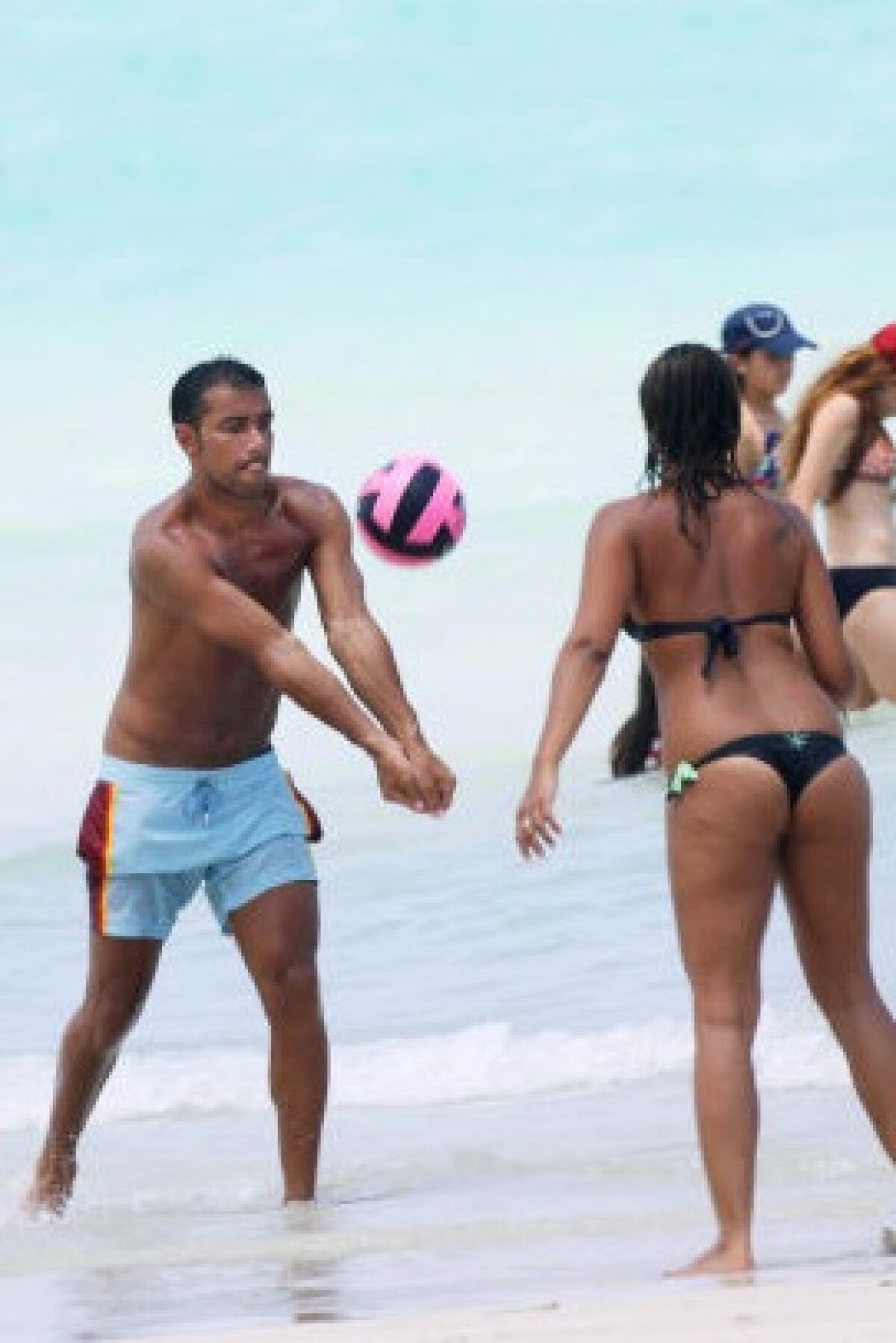 GALERIE FOTO Sara Tommasi, ex iubita lui Ronaldinho, s-a relaxat cu Quagliarella pe plaja din Miami