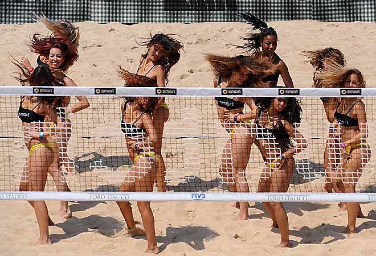 FOTO// Fetele frumoase încing atmosfera la Mondialele de volei pe plajă