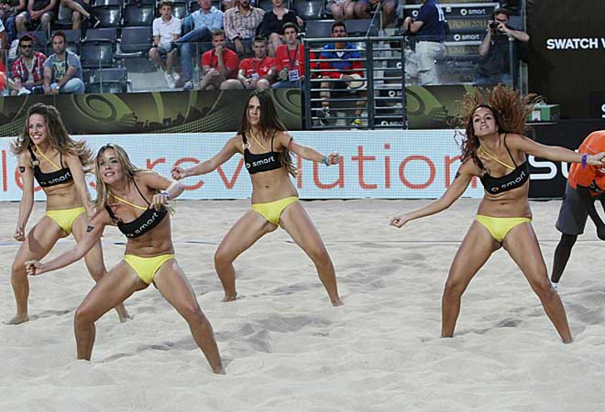 FOTO// Fetele frumoase încing atmosfera la Mondialele de volei pe plajă