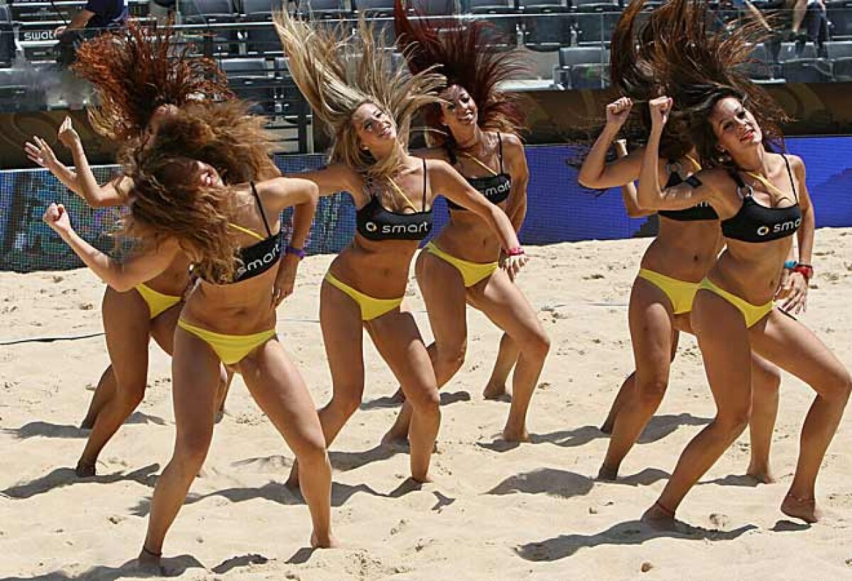 FOTO// Fetele frumoase încing atmosfera la Mondialele de volei pe plajă