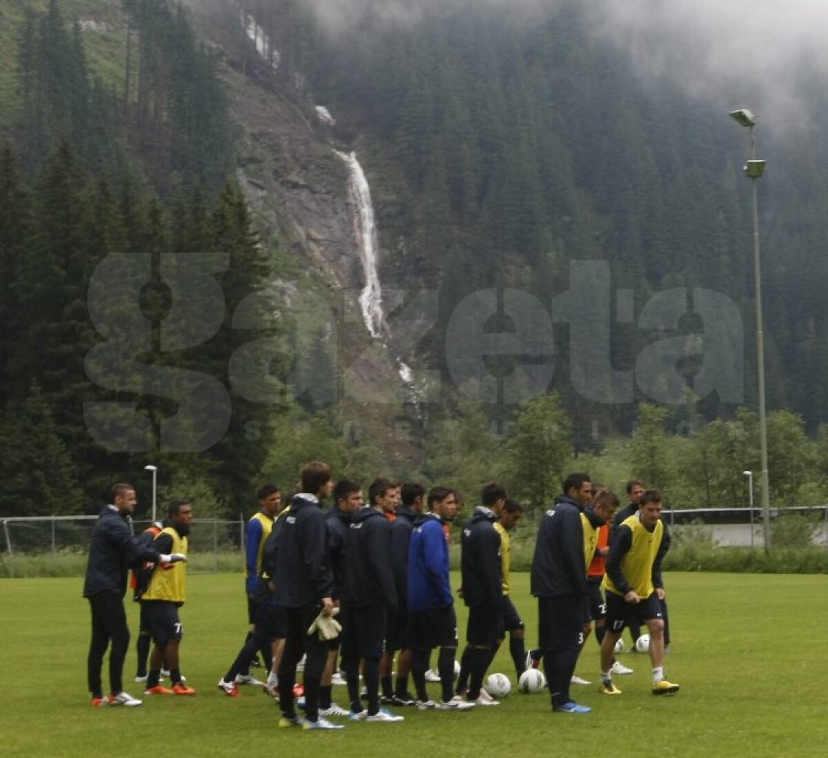 FOTO Aveţi grijă! Steliştii nu se mai iartă nici între ei!