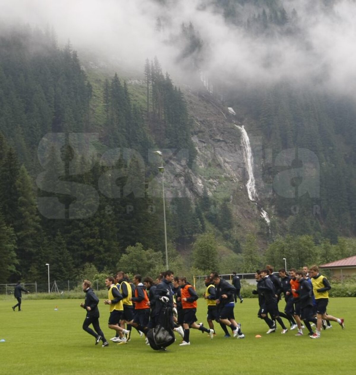 FOTO Aveţi grijă! Steliştii nu se mai iartă nici între ei!