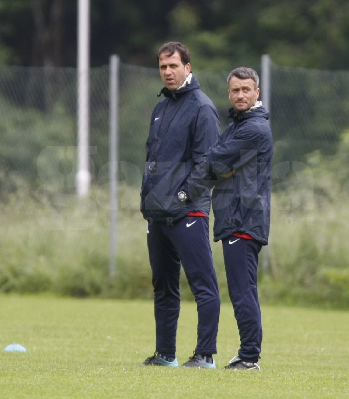 FOTO Aveţi grijă! Steliştii nu se mai iartă nici între ei!