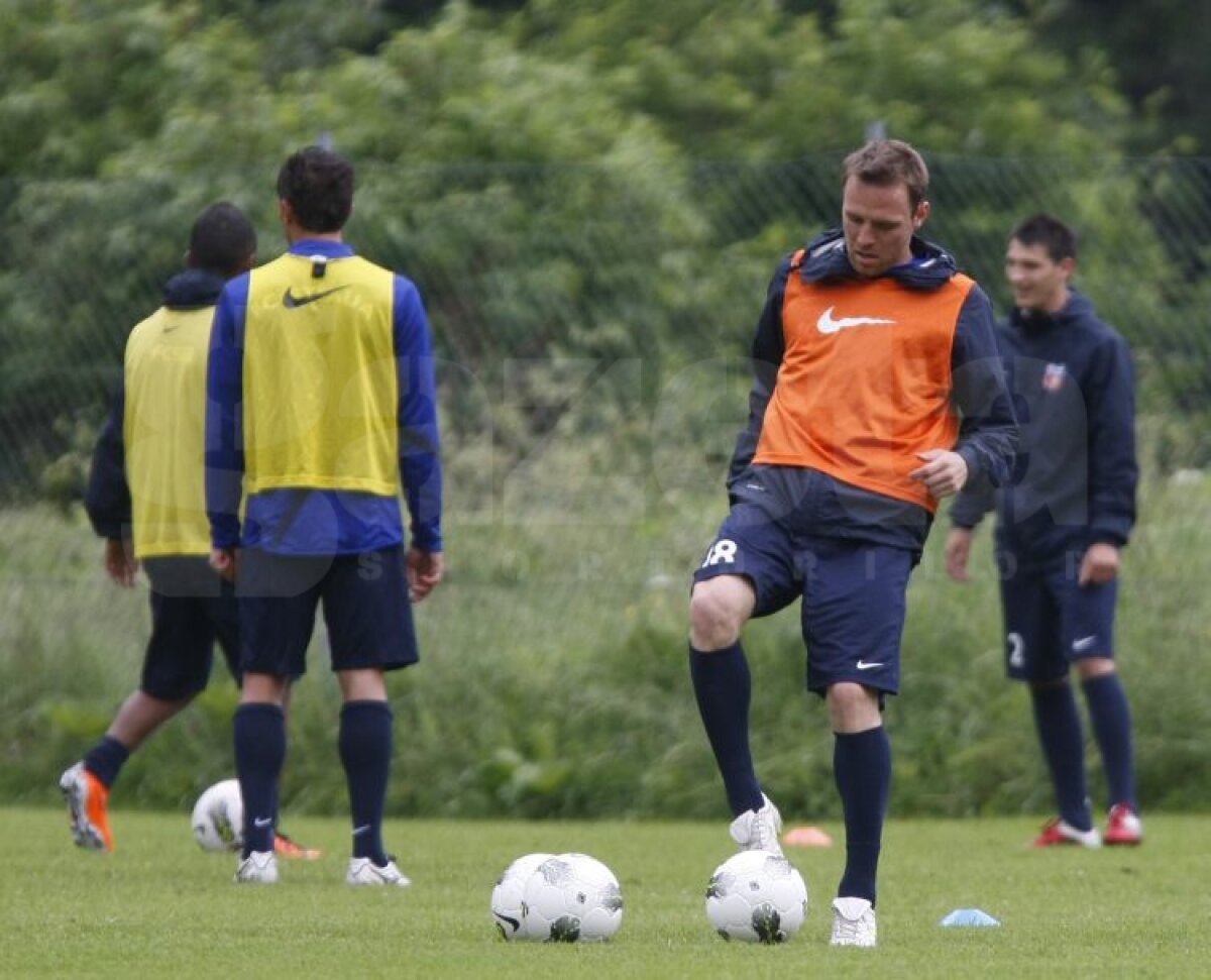 FOTO Aveţi grijă! Steliştii nu se mai iartă nici între ei!