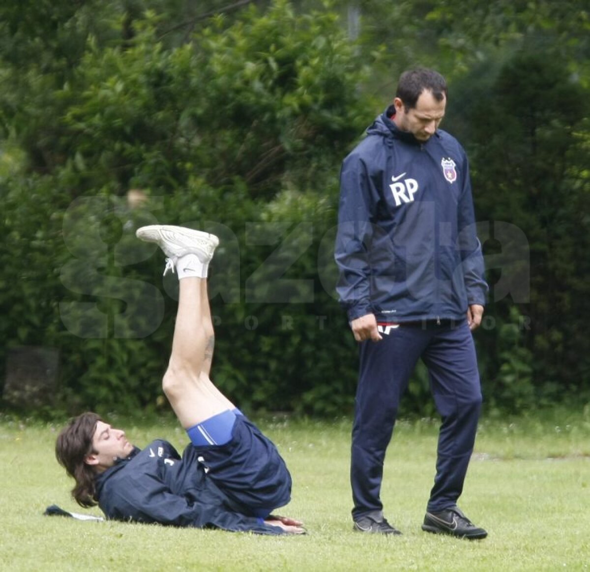 FOTO Aveţi grijă! Steliştii nu se mai iartă nici între ei!
