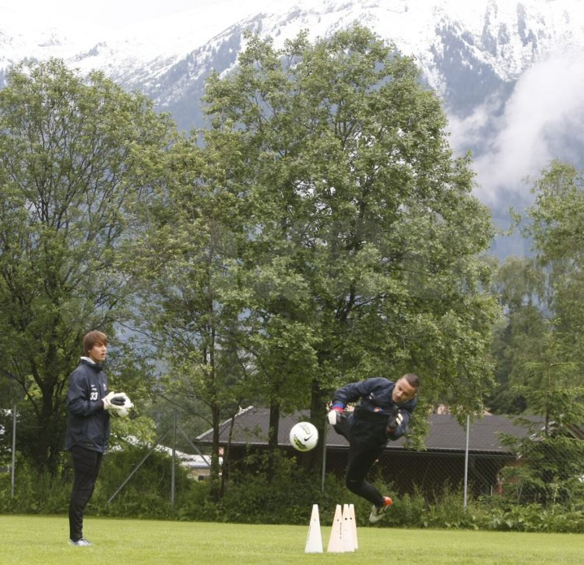 FOTO Aveţi grijă! Steliştii nu se mai iartă nici între ei!