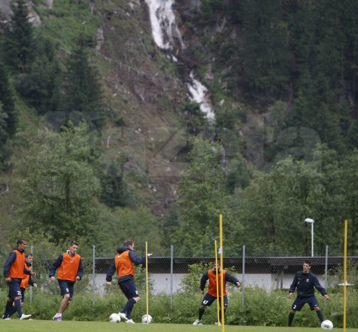 FOTO Aveţi grijă! Steliştii nu se mai iartă nici între ei!