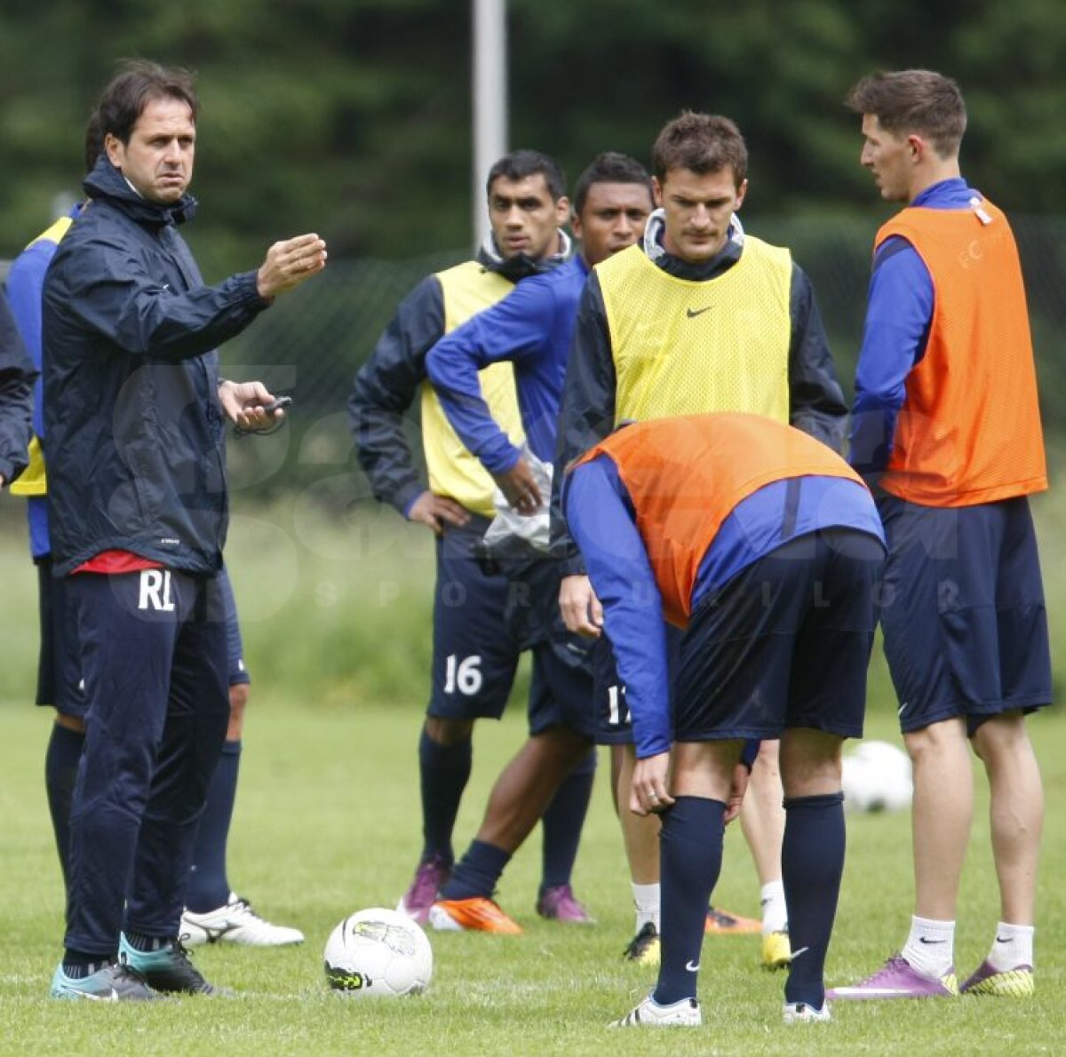 FOTO Aveţi grijă! Steliştii nu se mai iartă nici între ei!