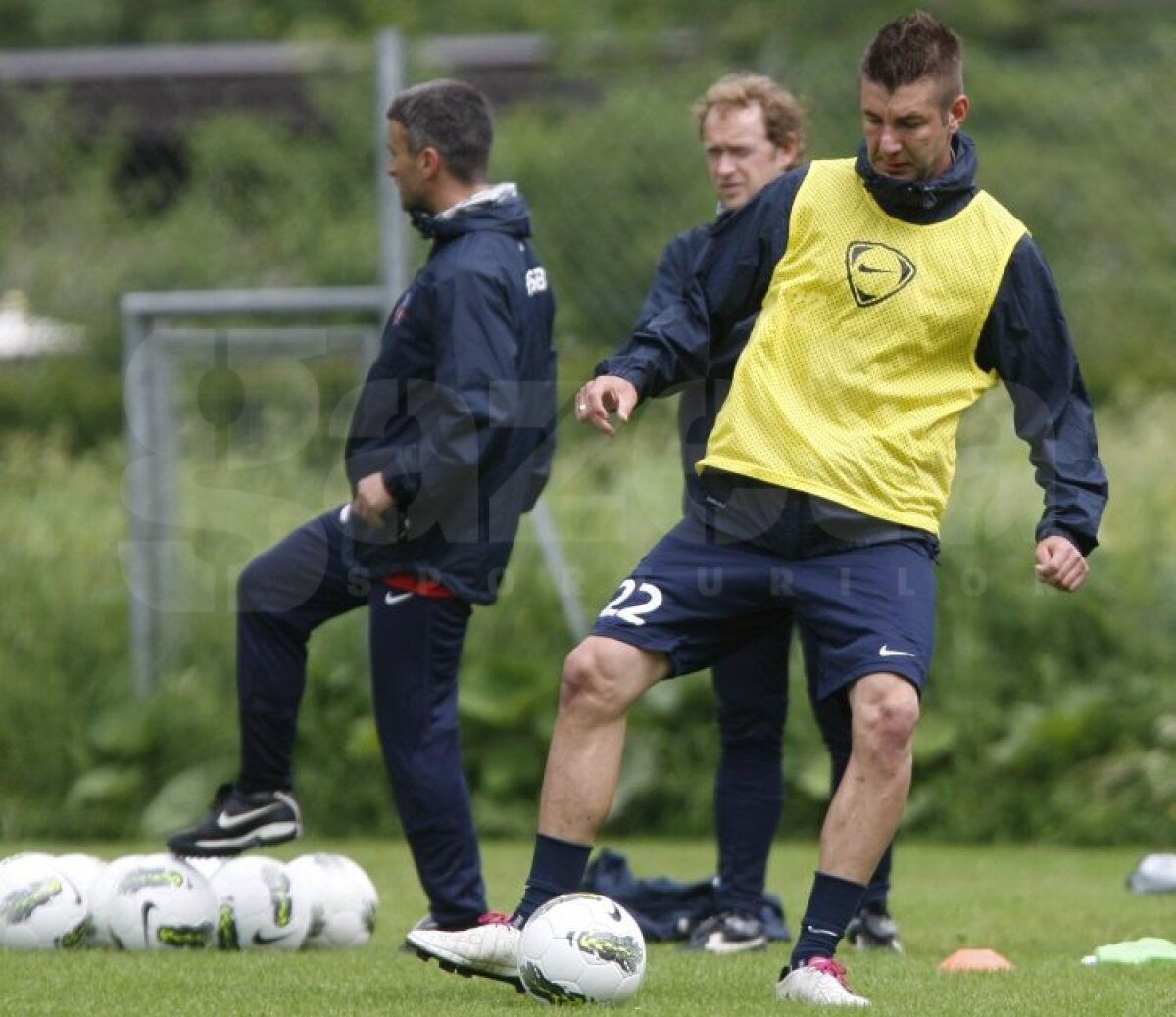 FOTO Aveţi grijă! Steliştii nu se mai iartă nici între ei!