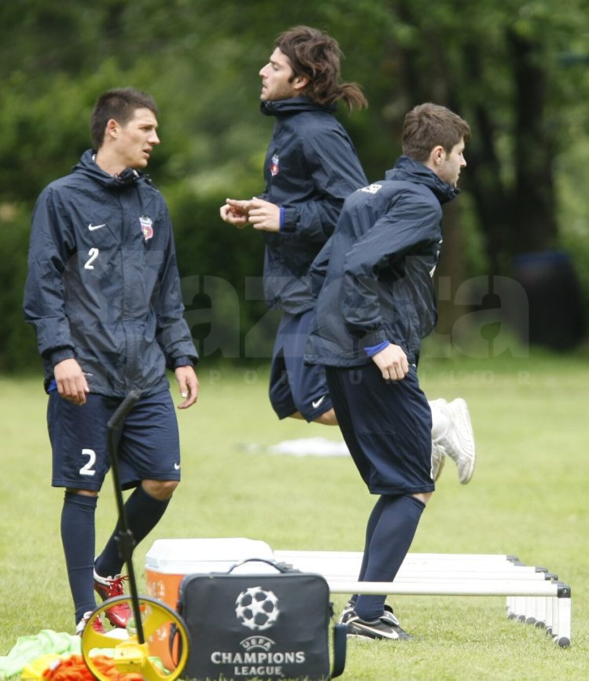 FOTO Aveţi grijă! Steliştii nu se mai iartă nici între ei!