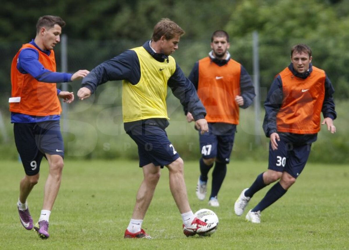 FOTO Aveţi grijă! Steliştii nu se mai iartă nici între ei!