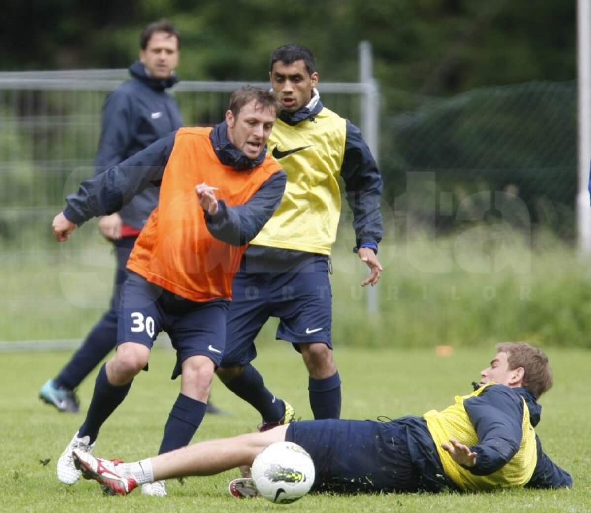 FOTO Aveţi grijă! Steliştii nu se mai iartă nici între ei!