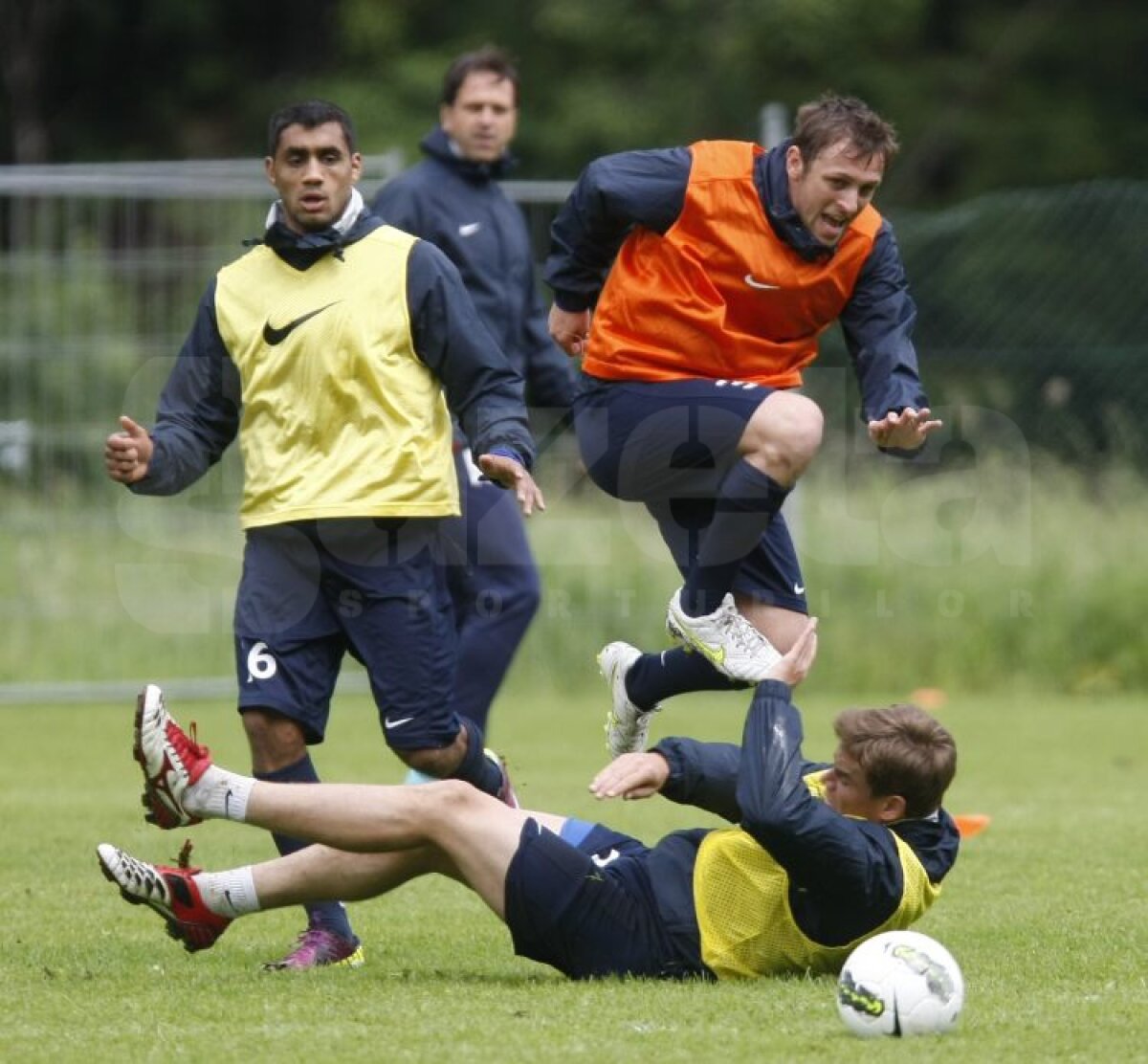 FOTO Aveţi grijă! Steliştii nu se mai iartă nici între ei!