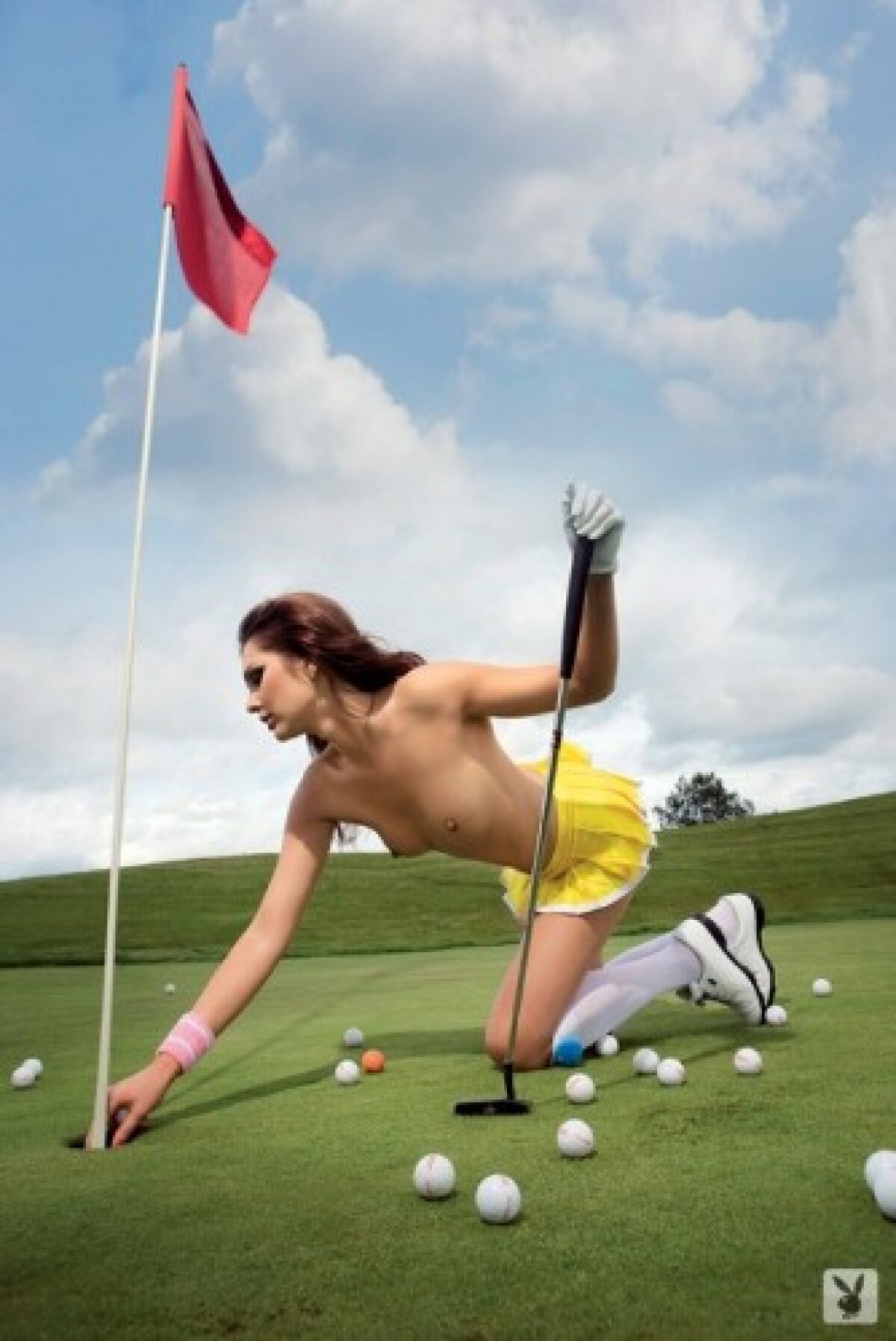 FOTO "Iepuraşii" Playboy au dat-o pe golf