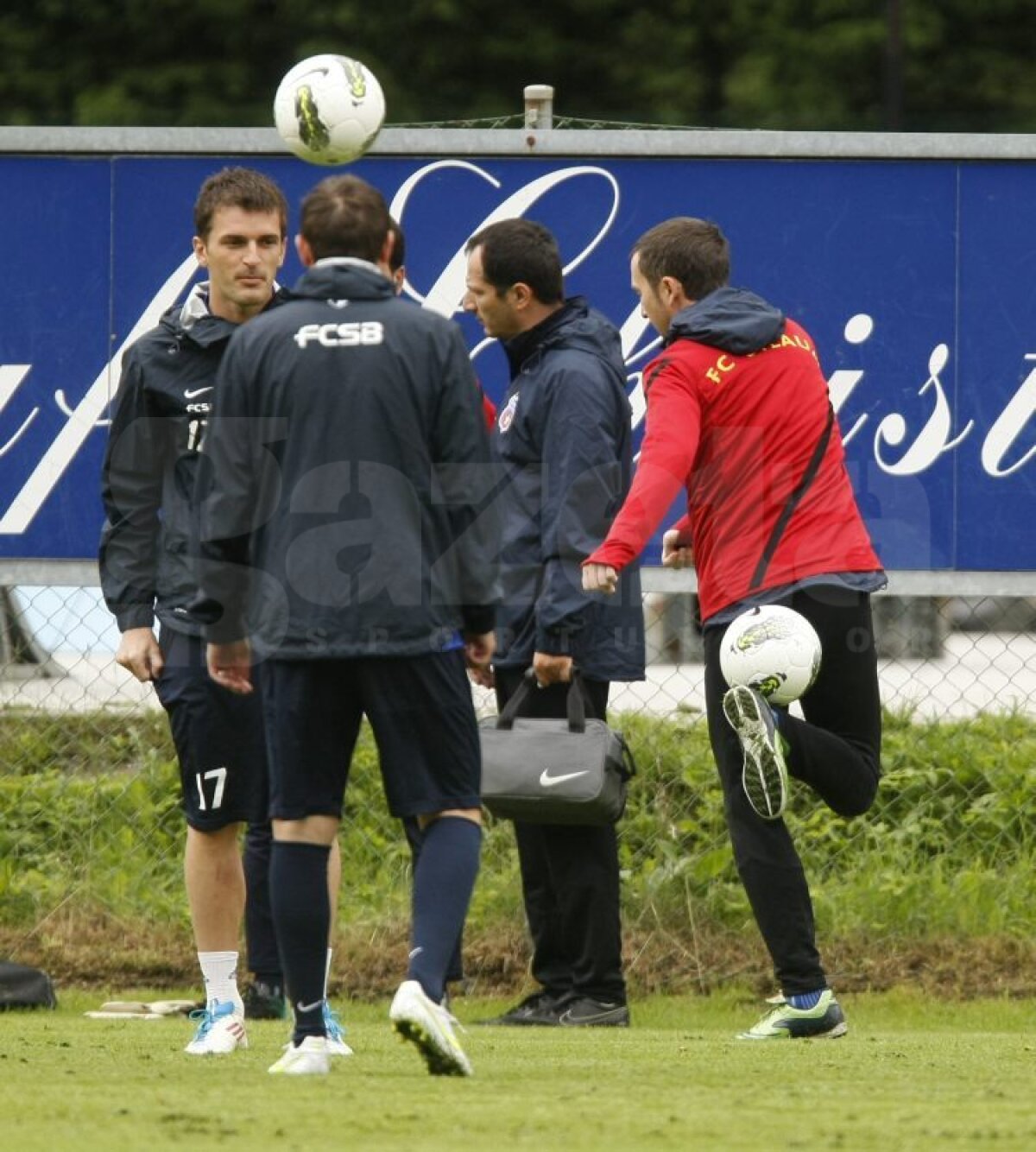 GALERIE FOTO MM n-a fost cine ştie ce fotbalist, dar jonglează bine pentru un manager :D