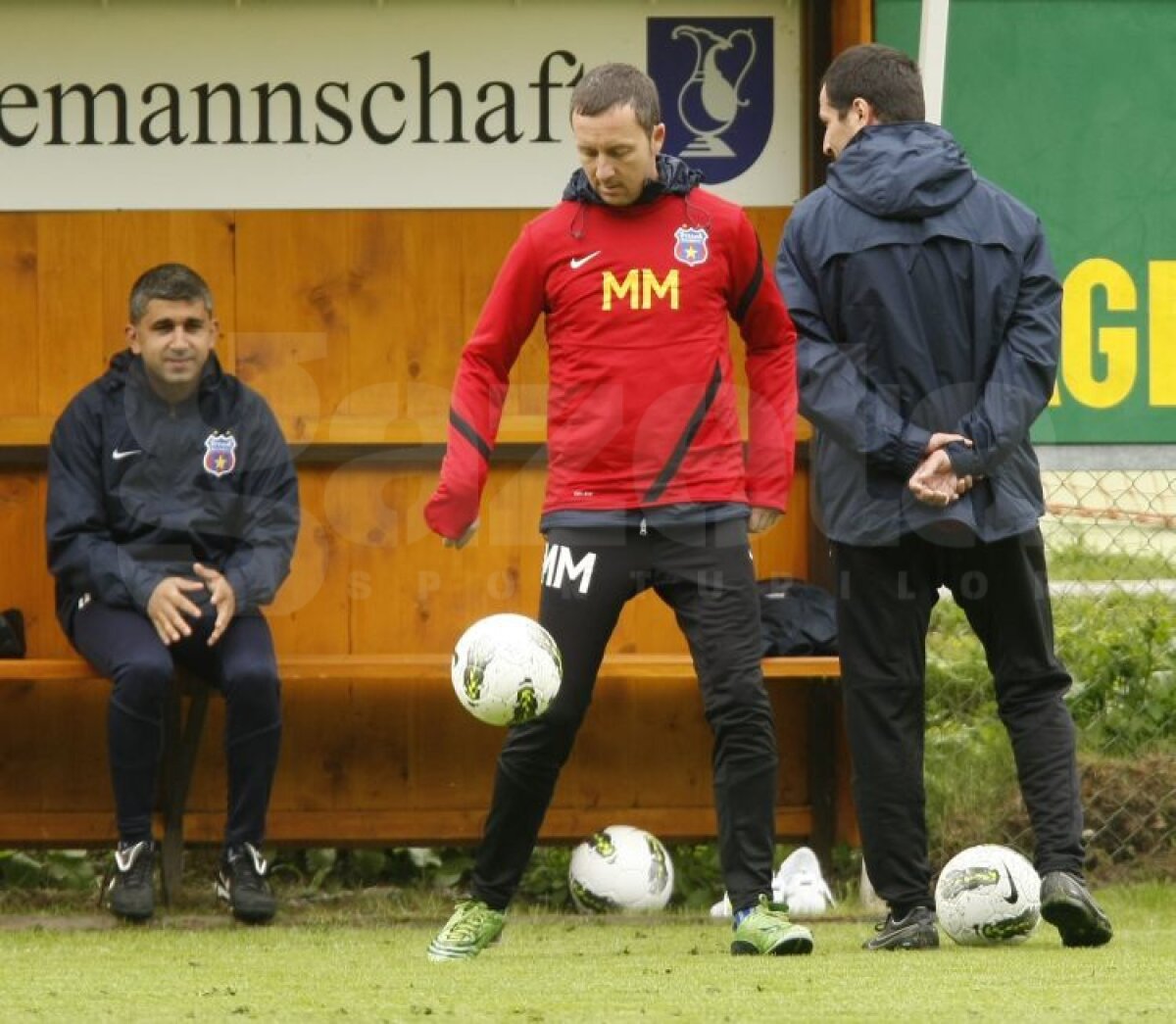 GALERIE FOTO MM n-a fost cine ştie ce fotbalist, dar jonglează bine pentru un manager :D