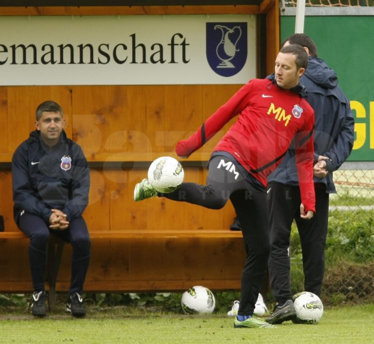 GALERIE FOTO MM n-a fost cine ştie ce fotbalist, dar jonglează bine pentru un manager :D