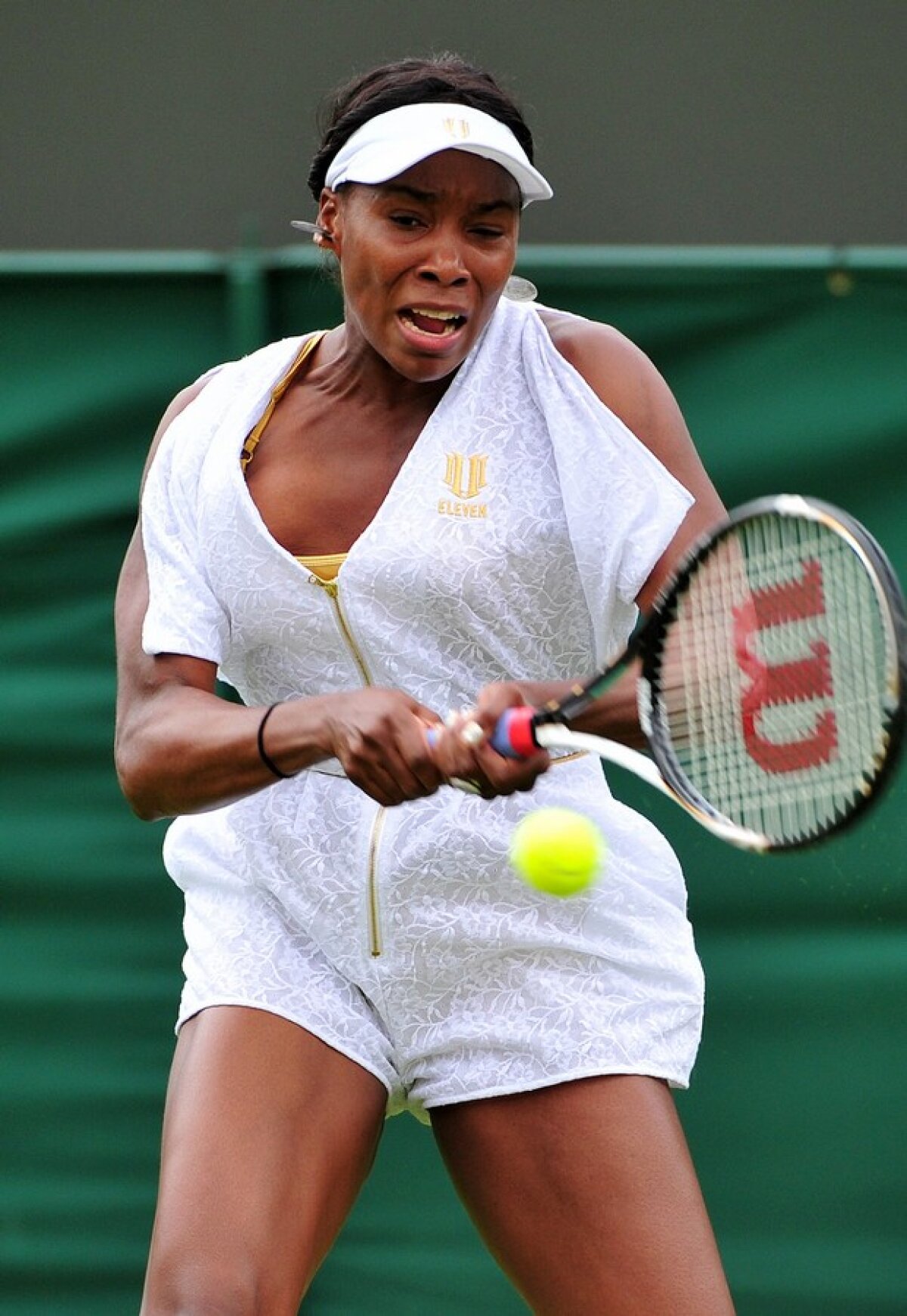 FOTO Venus Williams a cîştigat pe teren, dar a pierdut puncte la vestimentaţie ;)