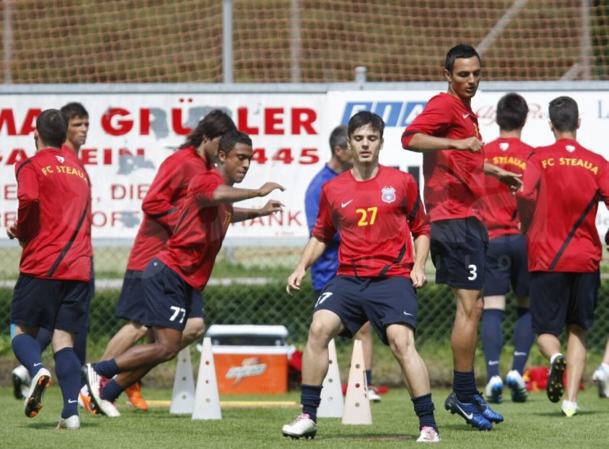 FOTO Steliştii, leşinaţi de căldură şi de antrenamentele lui Levy :S