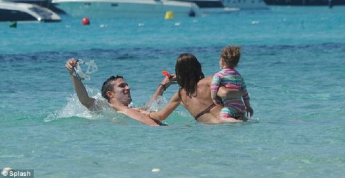 GALERIE FOTO » Se poate şi aşa! Van Persie, familist convins, e-n vacanţă în Spania cu copiii