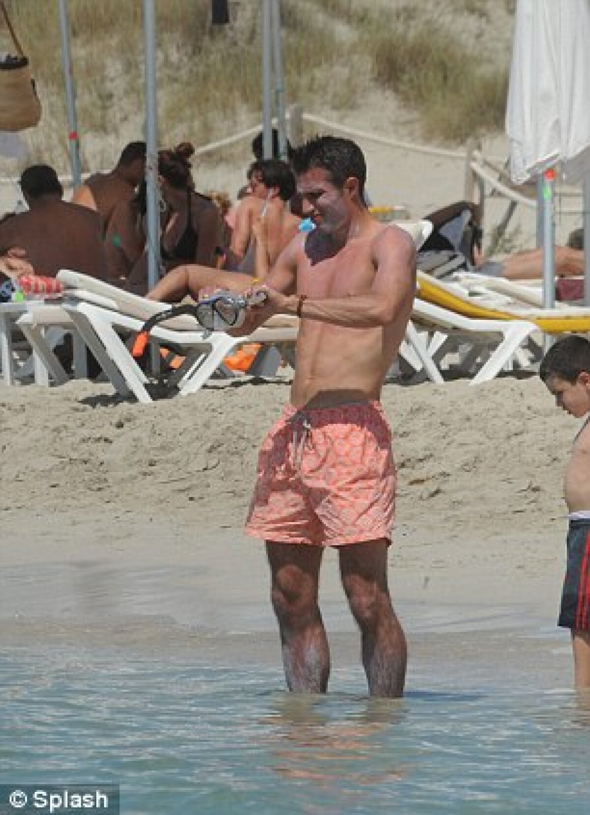 GALERIE FOTO » Se poate şi aşa! Van Persie, familist convins, e-n vacanţă în Spania cu copiii