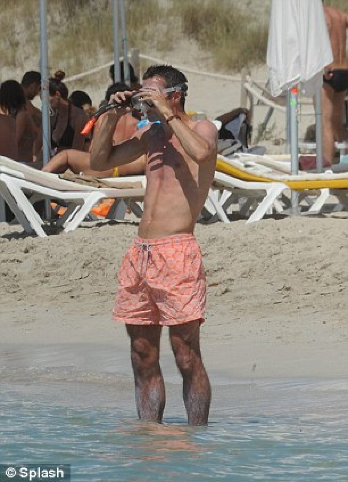 GALERIE FOTO » Se poate şi aşa! Van Persie, familist convins, e-n vacanţă în Spania cu copiii