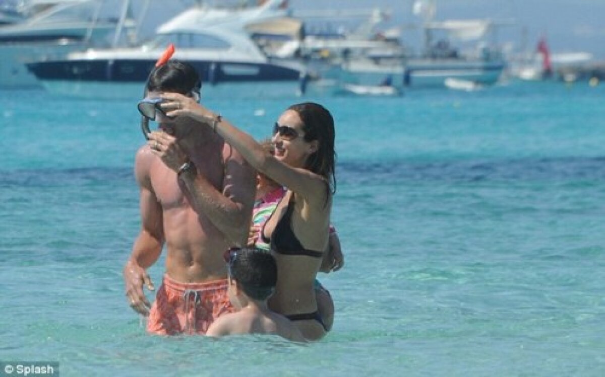 GALERIE FOTO » Se poate şi aşa! Van Persie, familist convins, e-n vacanţă în Spania cu copiii