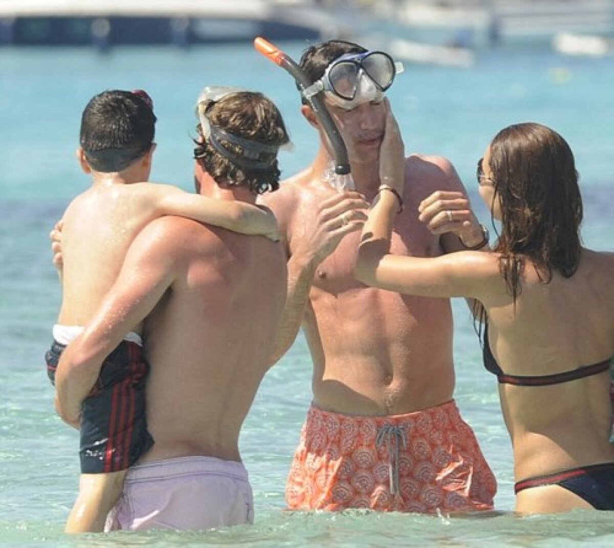 GALERIE FOTO » Se poate şi aşa! Van Persie, familist convins, e-n vacanţă în Spania cu copiii