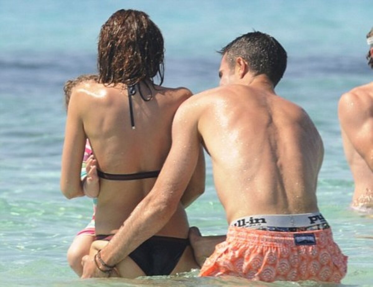 GALERIE FOTO » Se poate şi aşa! Van Persie, familist convins, e-n vacanţă în Spania cu copiii