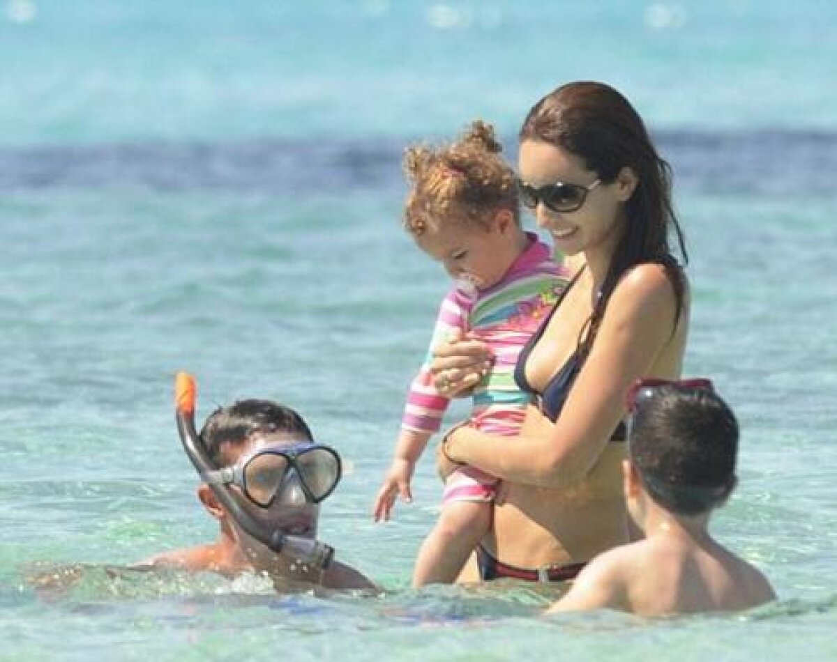 GALERIE FOTO » Se poate şi aşa! Van Persie, familist convins, e-n vacanţă în Spania cu copiii