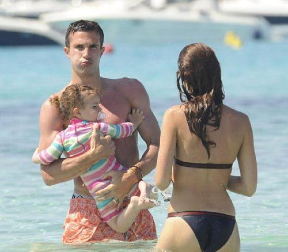 GALERIE FOTO » Se poate şi aşa! Van Persie, familist convins, e-n vacanţă în Spania cu copiii