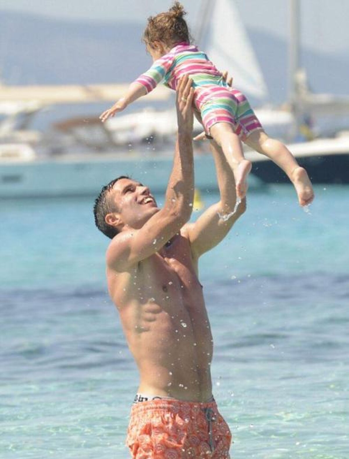 GALERIE FOTO » Se poate şi aşa! Van Persie, familist convins, e-n vacanţă în Spania cu copiii