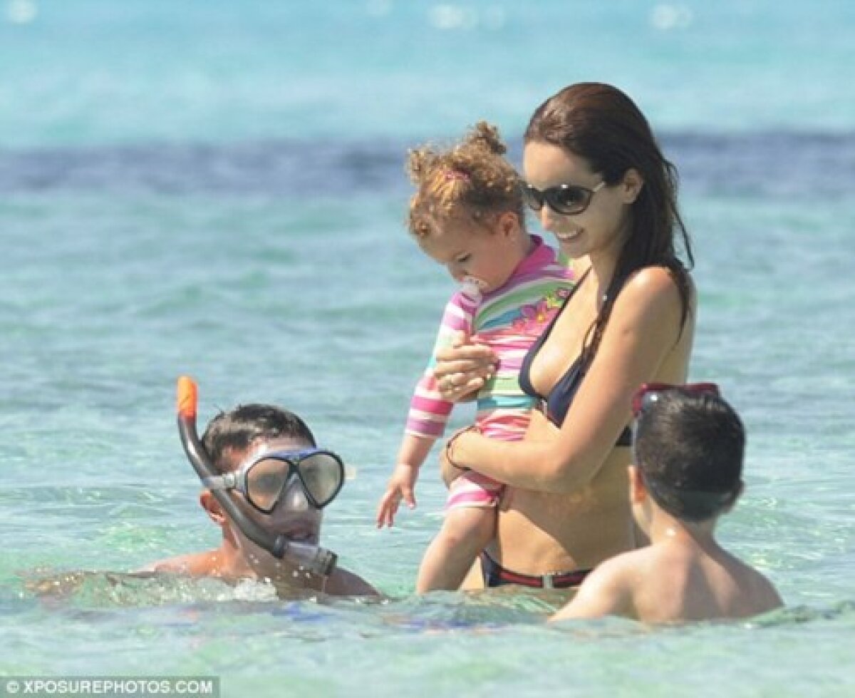 GALERIE FOTO » Se poate şi aşa! Van Persie, familist convins, e-n vacanţă în Spania cu copiii