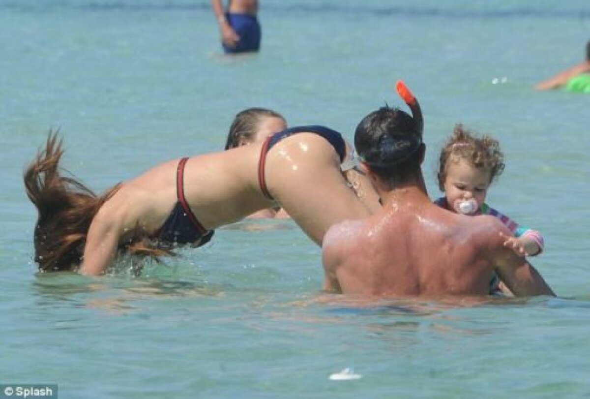 GALERIE FOTO » Se poate şi aşa! Van Persie, familist convins, e-n vacanţă în Spania cu copiii