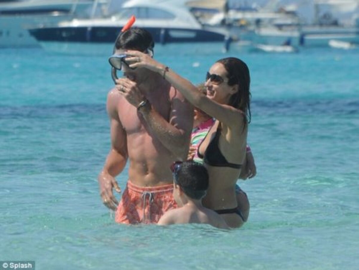 GALERIE FOTO » Se poate şi aşa! Van Persie, familist convins, e-n vacanţă în Spania cu copiii