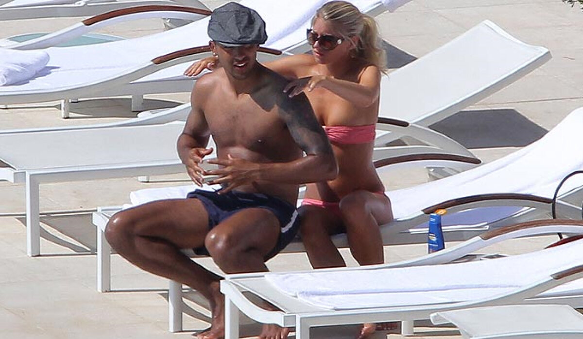 FOTO Theo Walcott şi-a scot iubita la plajă pe Riviera Franceză. Uite cît de sexy e!