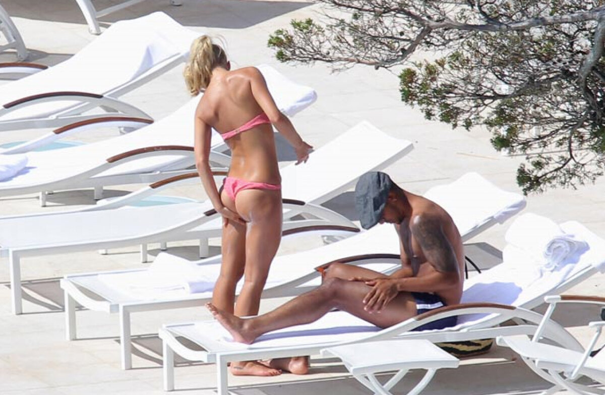 FOTO Theo Walcott şi-a scot iubita la plajă pe Riviera Franceză. Uite cît de sexy e!
