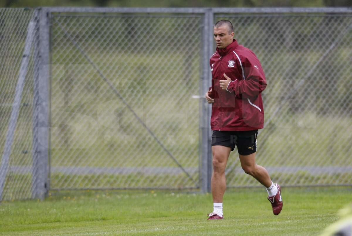 Primele imagini cu Surdu şi Alexa în tricouri alb-vişinii