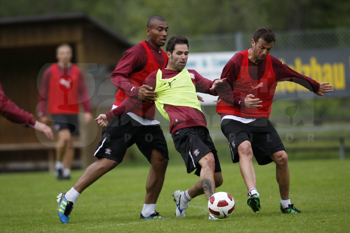 Primele imagini cu Surdu şi Alexa în tricouri alb-vişinii
