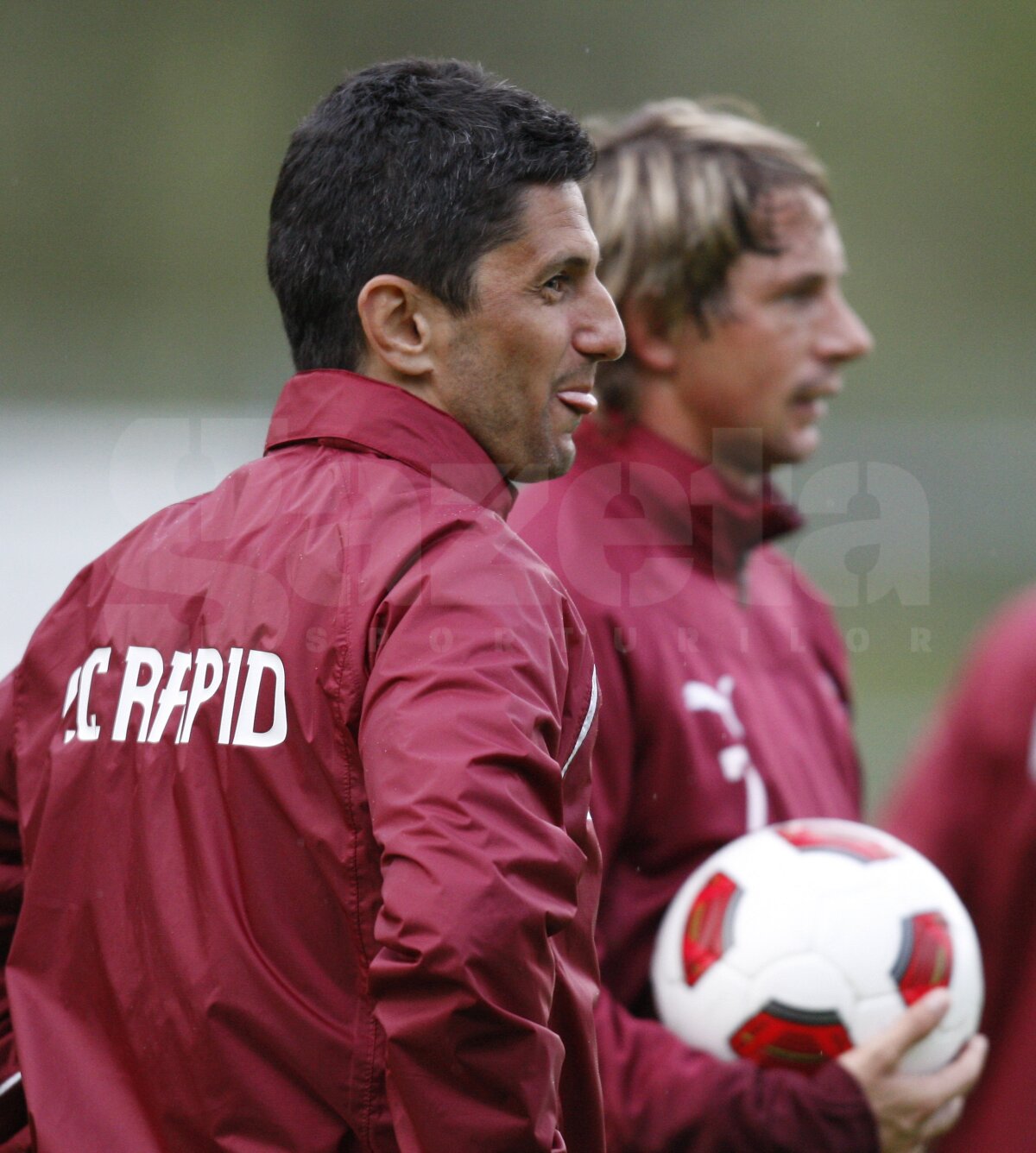 Primele imagini cu Surdu şi Alexa în tricouri alb-vişinii