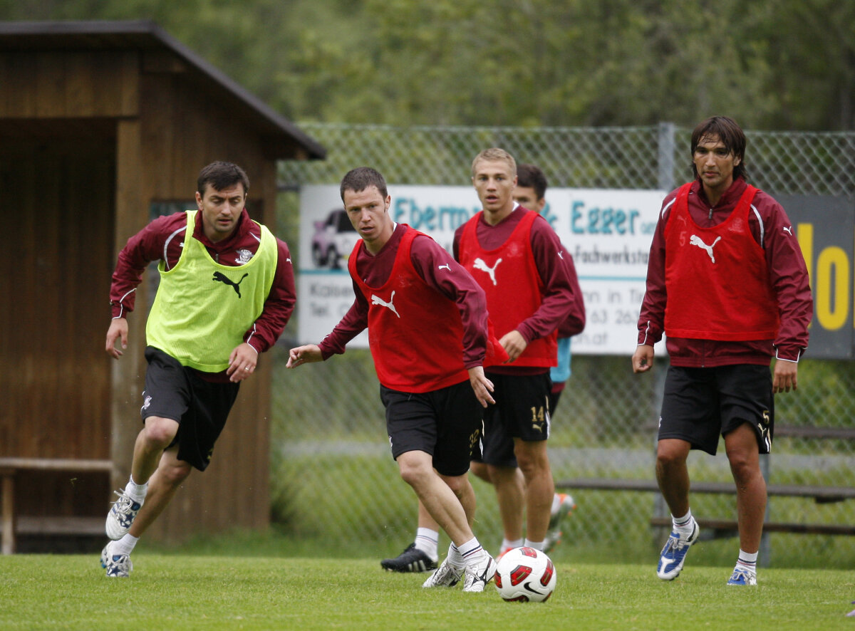 Primele imagini cu Surdu şi Alexa în tricouri alb-vişinii
