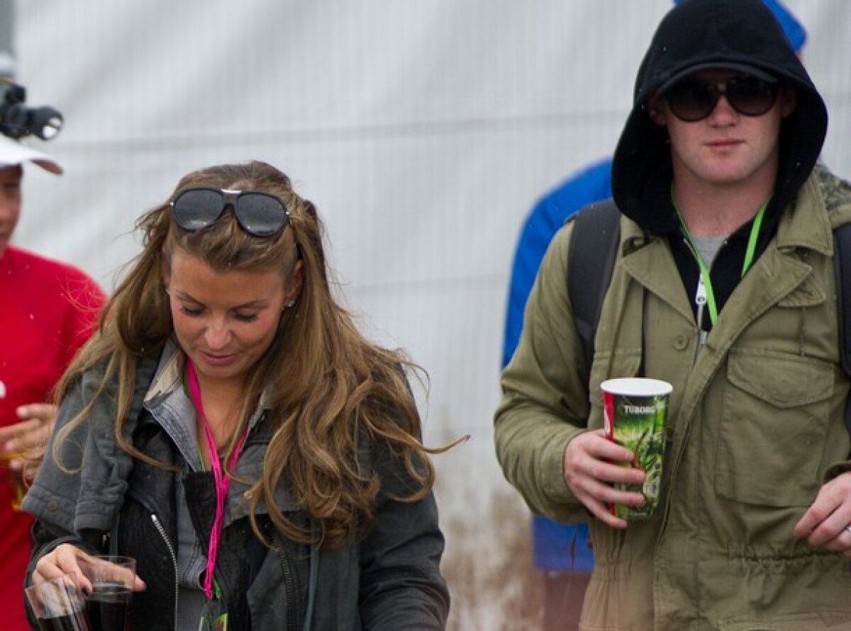 FOTO » Rivalii Carroll şi Rooney, undercover la festivalul de la Glastonbury