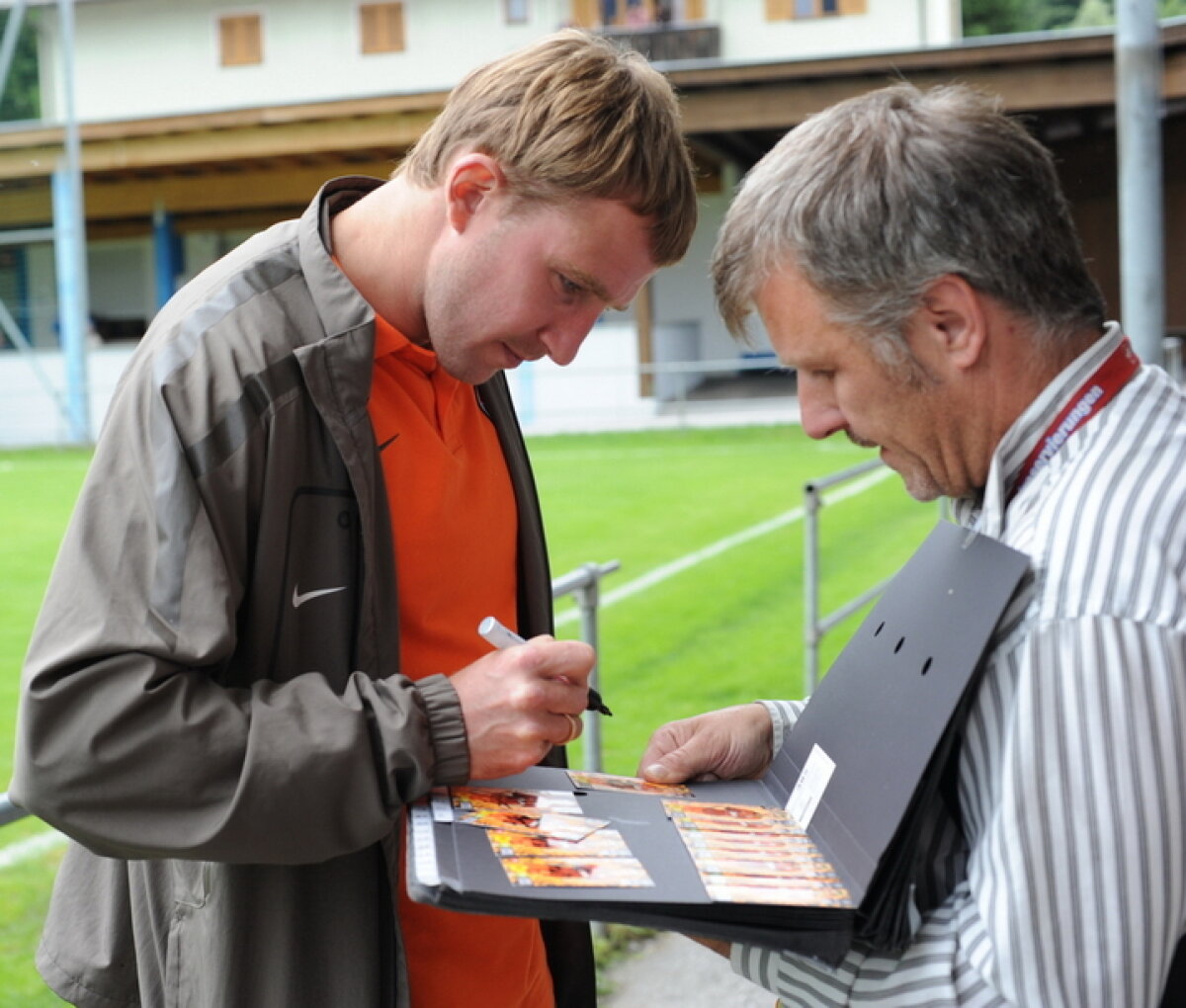 Fanii s-au înghesuit să obţină autograful lui Mircea Lucescu