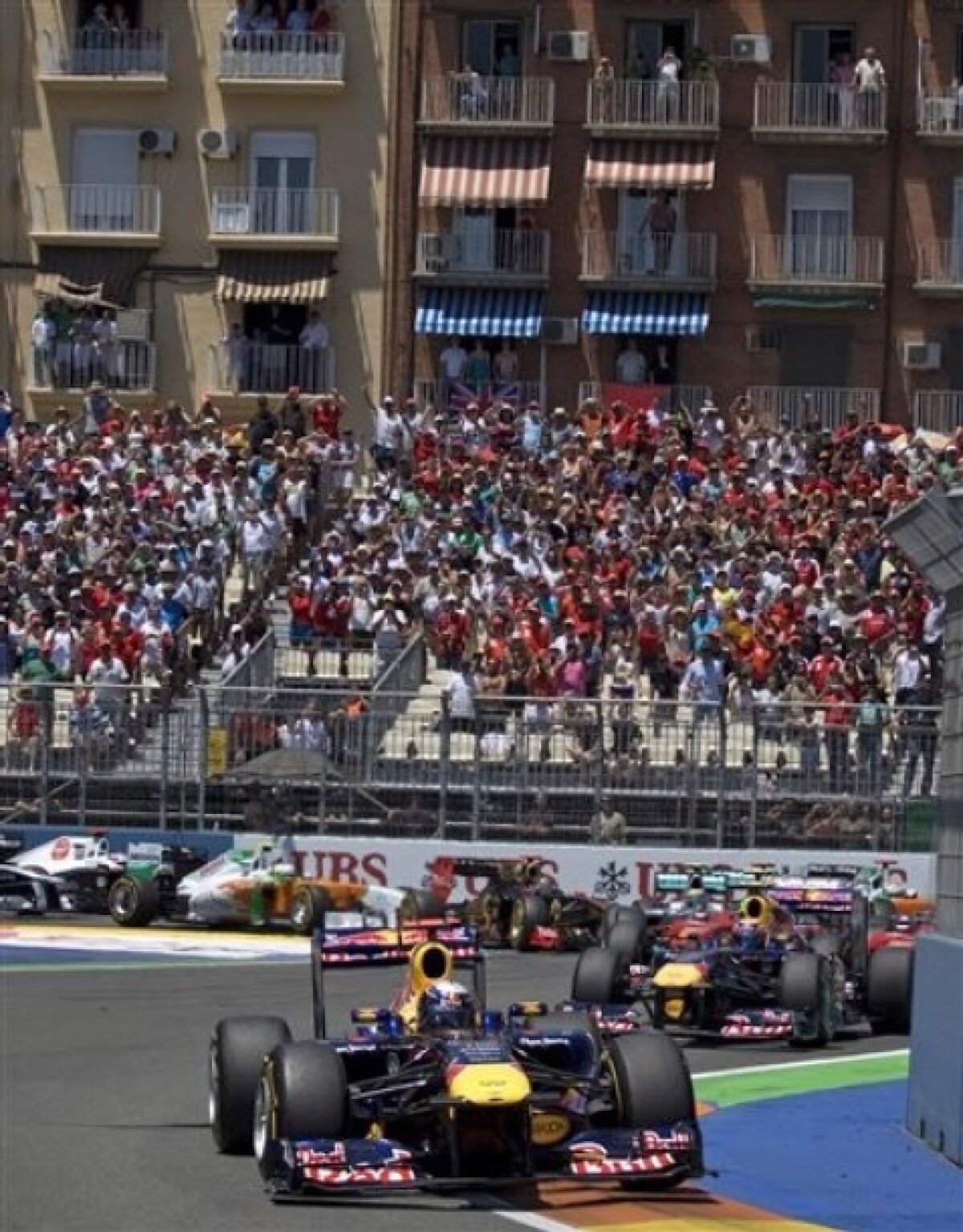 GALERIE FOTO »  Vettel cîştigă cursa de la Valencia!