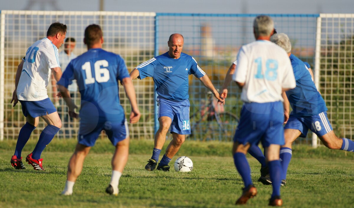 FOTO » Fotbaliştii Craiovei Maxima au jucat un amical la Işalniţa