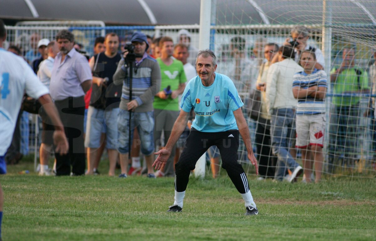 FOTO » Fotbaliştii Craiovei Maxima au jucat un amical la Işalniţa