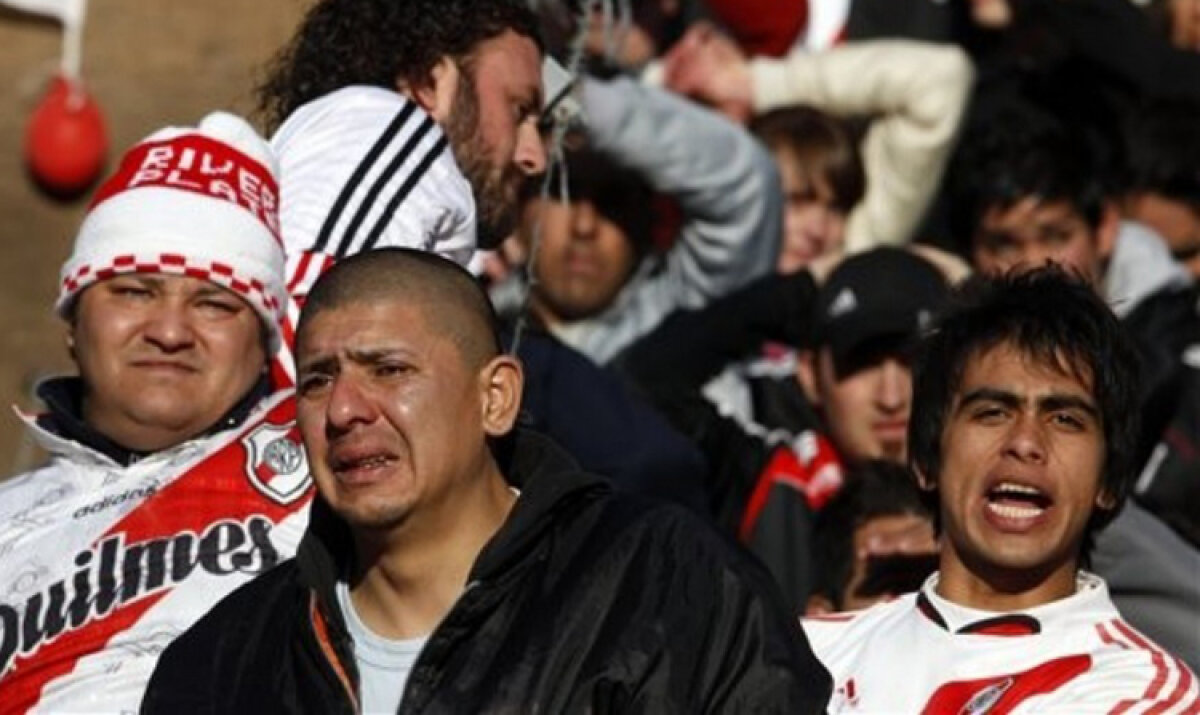 FOTO & VIDEO River Plate a retrogradat după 110 ani. Fanii au oprit meciul cu Belgrano în min. 90