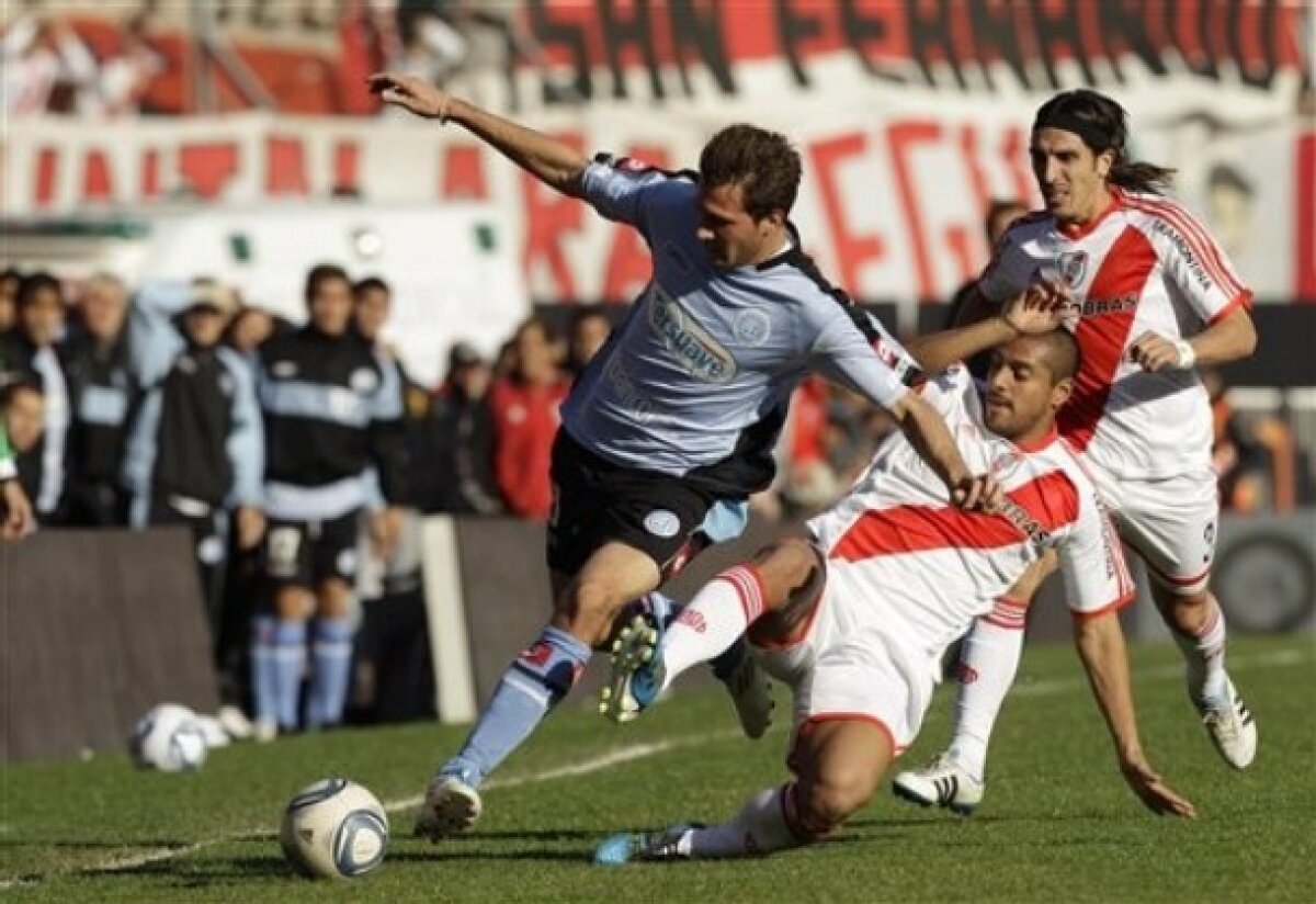 FOTO & VIDEO River Plate a retrogradat după 110 ani. Fanii au oprit meciul cu Belgrano în min. 90