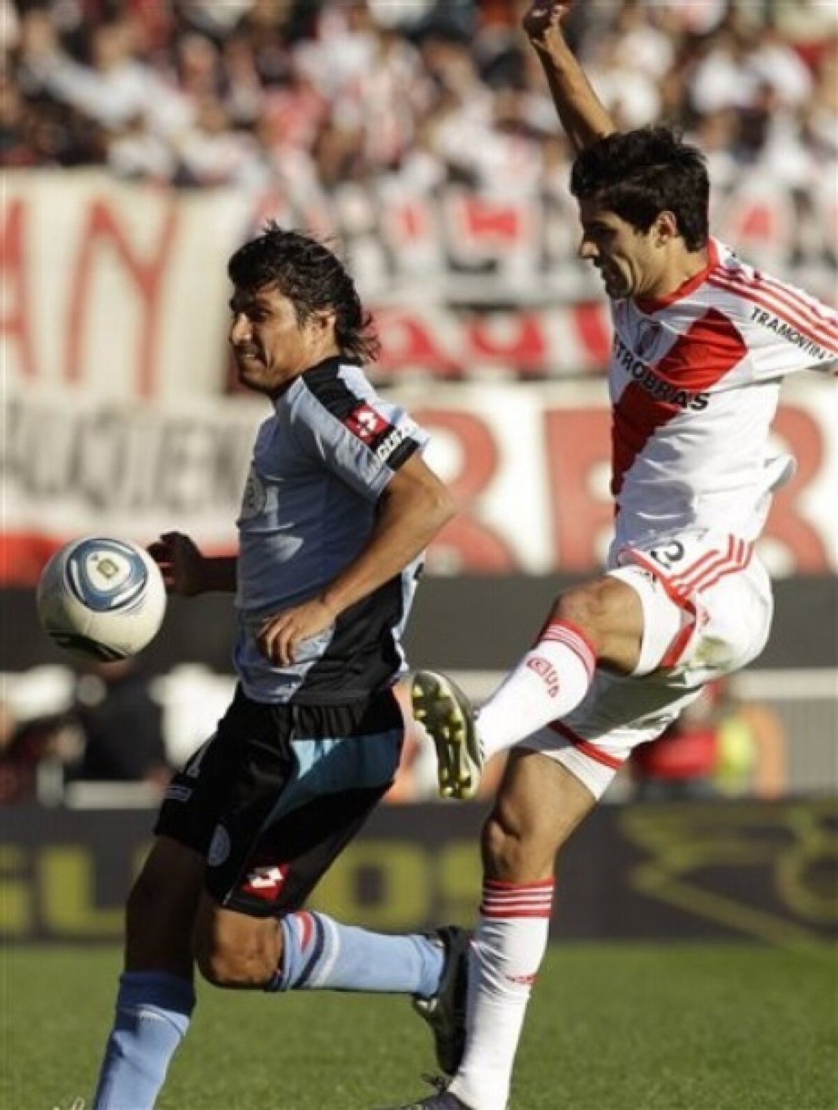 FOTO & VIDEO River Plate a retrogradat după 110 ani. Fanii au oprit meciul cu Belgrano în min. 90