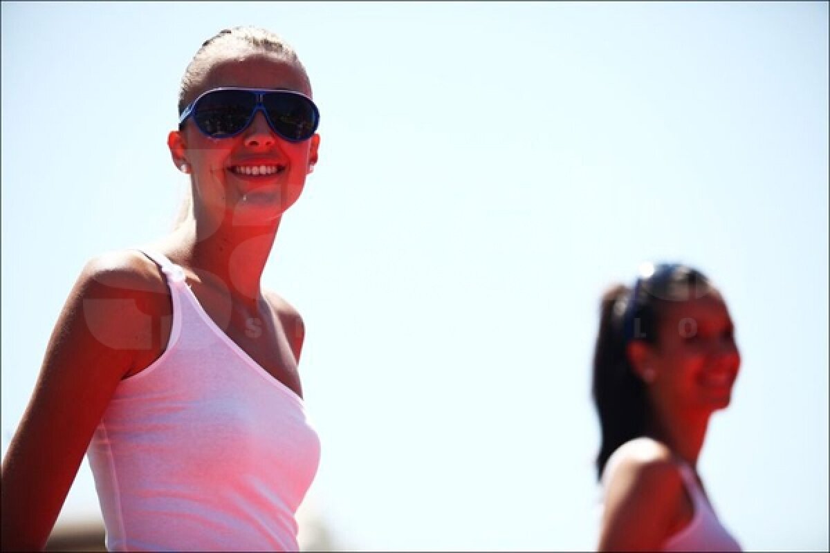 FOTO » Piloţii de F1, motivaţi la Valencia de frumuseţile din paddock ;)